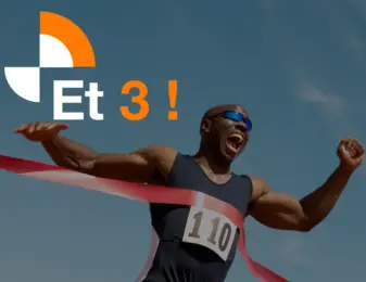 ET 3 ! Un coureur franchit la ligne d'arrivée