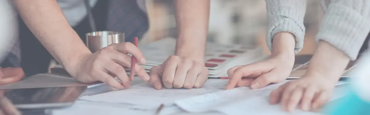 plusieurs mains autour d'une table