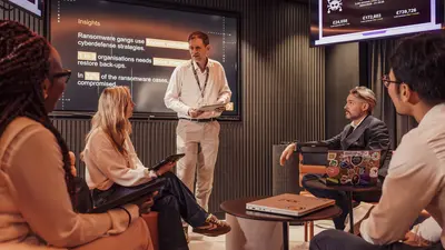 Des collaborateurs d'Orange Cyberdefense en conférence autour d'une table basse