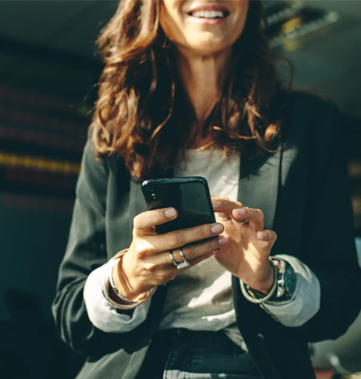 Une femme envoie un message depuis un mobile