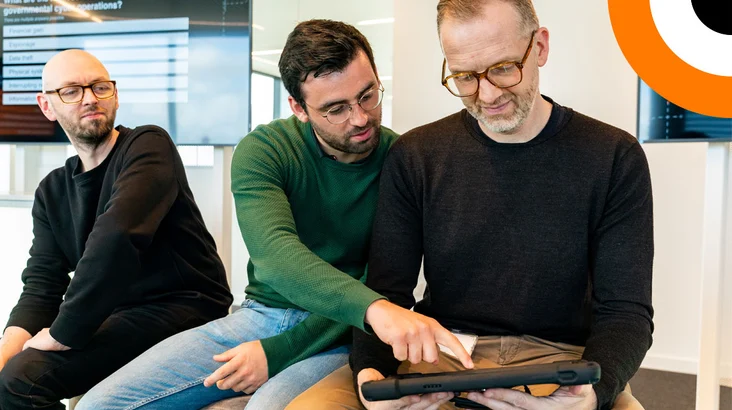 Plusieurs personnes travaillant ensemble échangent des informations de manière conviviale. 