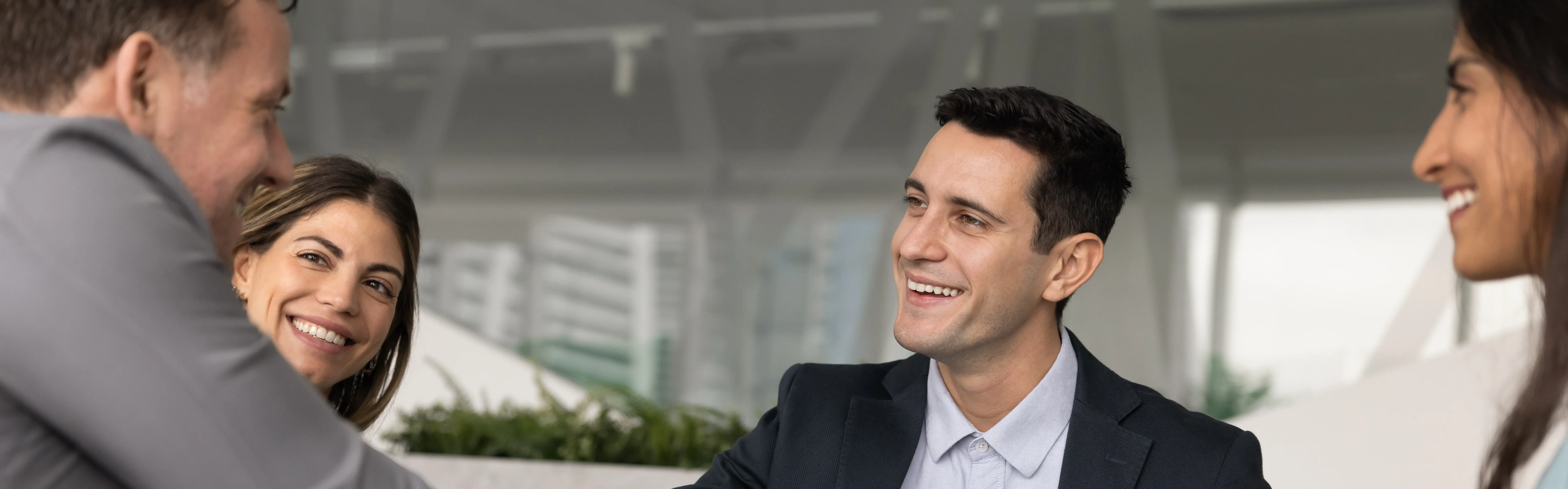 Zwei Männer geben sich im Meeting die Hand