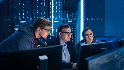 Trois hommes dans des locaux de cybersécurité ou un datacenter 