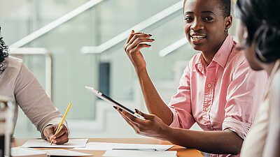 plusieurs personnes discutent sur une table