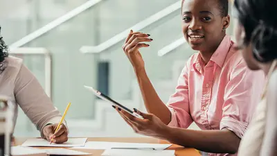 plusieurs personnes discutent sur une table
