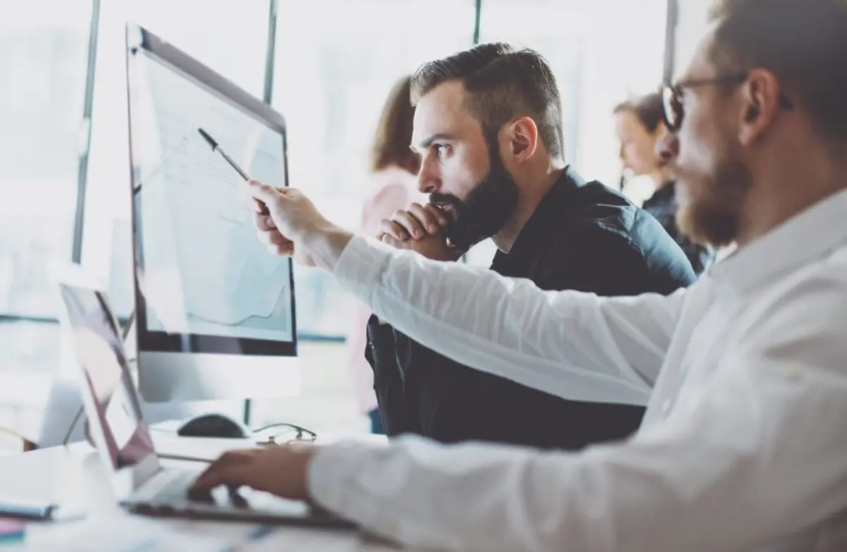 Deux experts en cybersécurité en train de faire du monitoring devant un écran