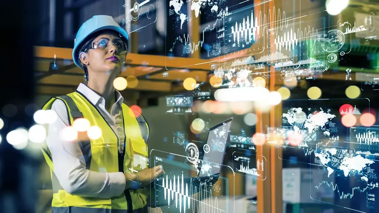 Une femme travaillant dans le secteur industriel en plein travail au sein d'une usine moderne. 