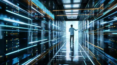 ine Person steht in einem futuristischen Serverraum oder Rechenzentrum, umgeben von hohen Serverracks. Die Person ist silhouettenhaft und blickt auf eine leuchtende, digitale Schnittstelle oder holographische Anzeige, die den Raum mit blauen und orangefarbenen Lichtlinien durchzieht.