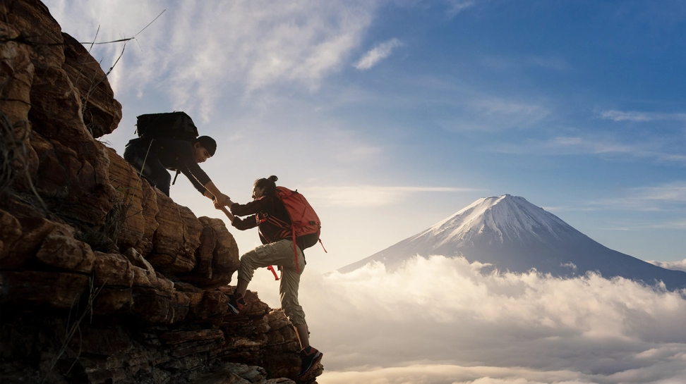 Photo two humans climbing