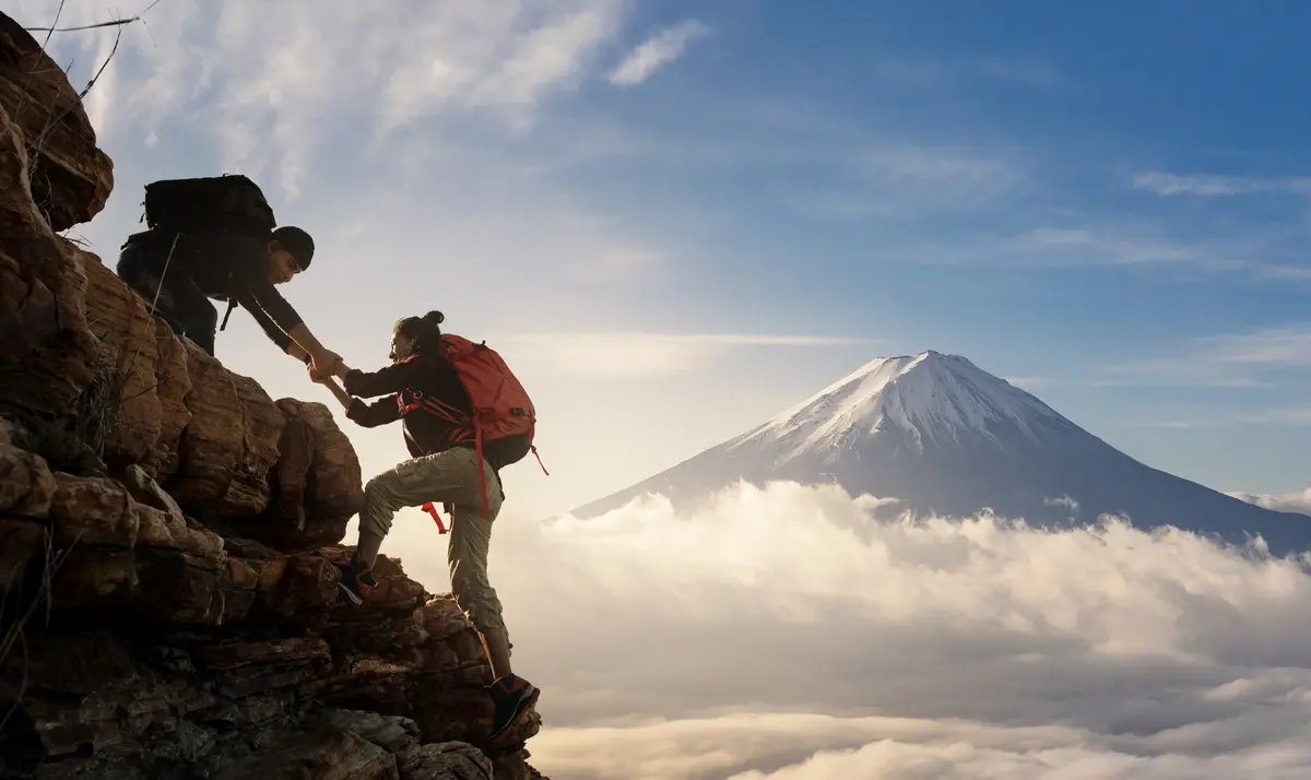 Photo two humans climbing