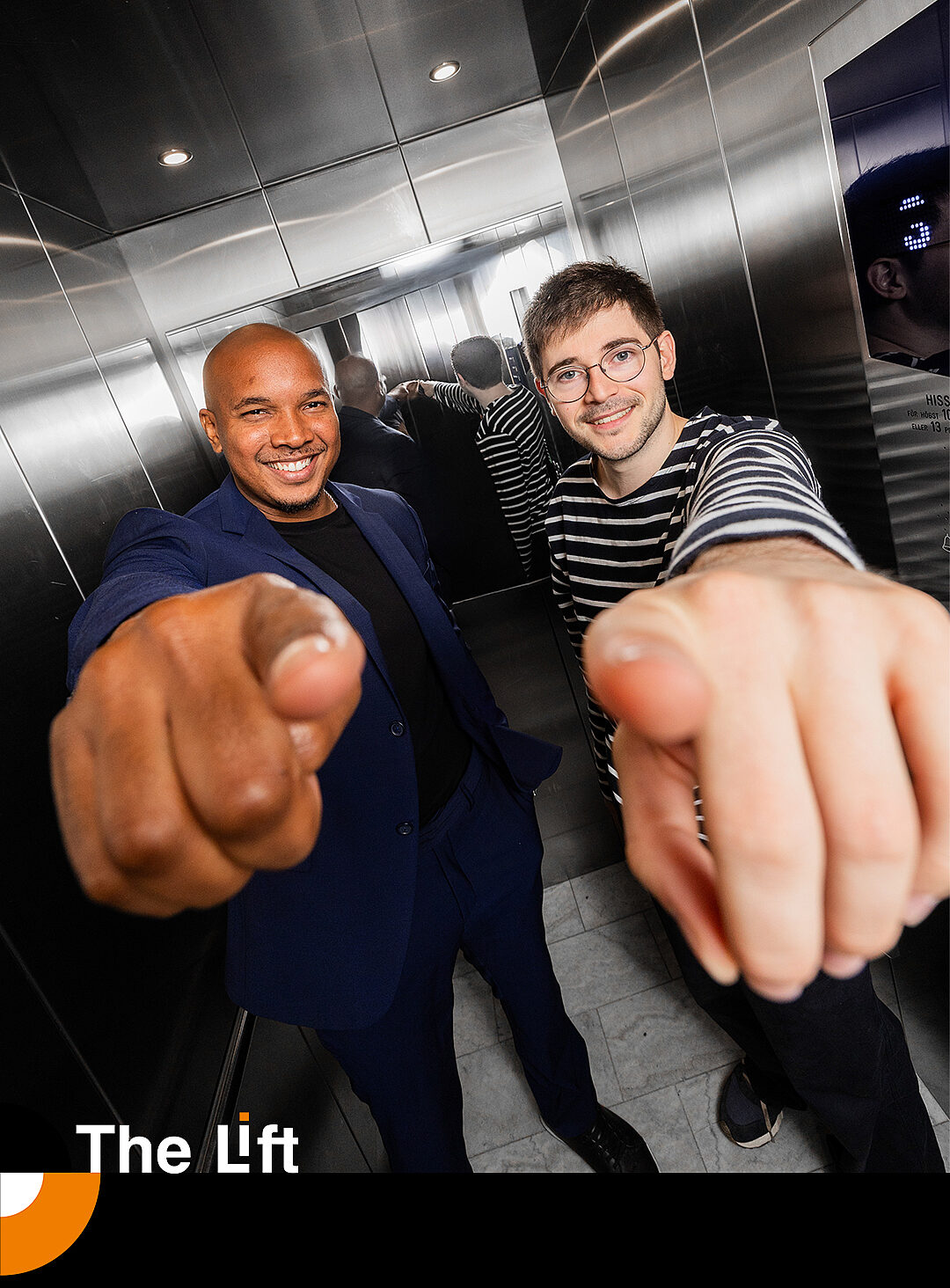 Deux collaborateurs d'Orange Cyberdefense dans un ascenseur 