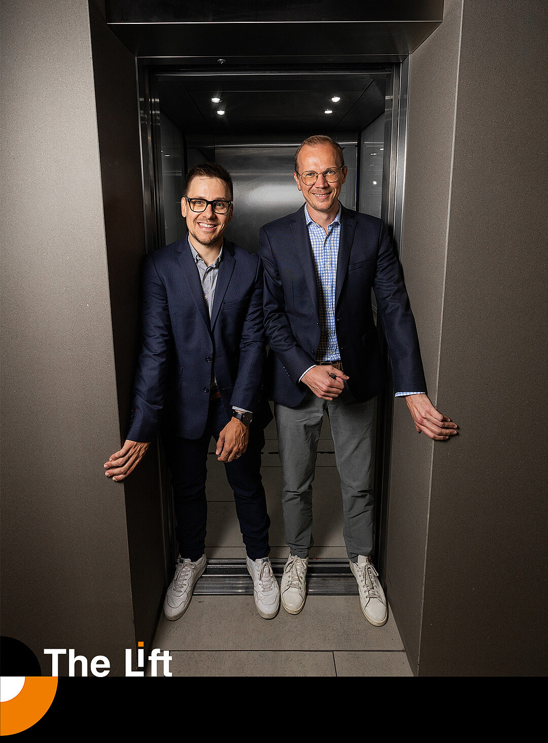 Deux collaborateurs d'Orange Cyberdefense dans un ascenseur 
