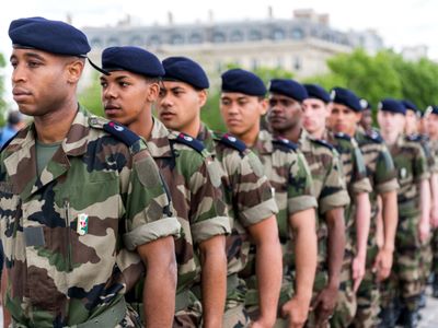 Des soldats de l'armée de terre en rang